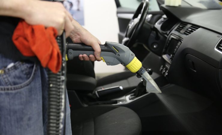 Пылесосит салон автомобиля
